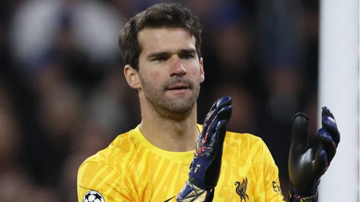 ¿Por qué no juega Alisson Becker en Arsenal vs. Liverpool por la Premier League 24/25?
