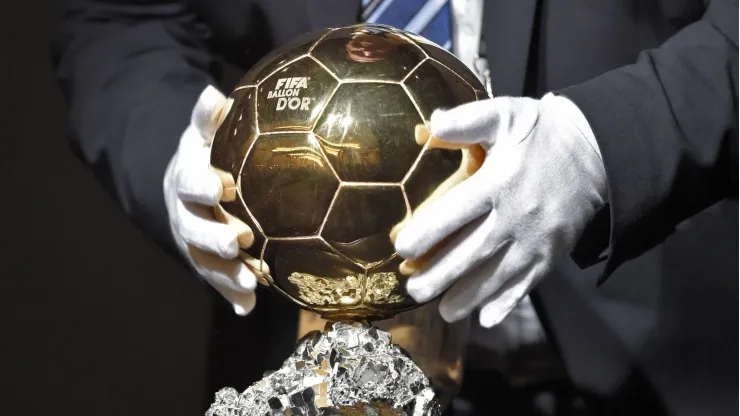 La revista France Football entregará un nuevo Balón de Oro<br />
11 01 2016 Football Award FIFA World footballer 2015 Balloon D Or 2015 in Congress Centre Zurich Switzerland Press conference World footballer men a Helper , with whitening Gloves The Trophy the Golden Football on the Table PUBLICATIONxNOTxINxSUI
