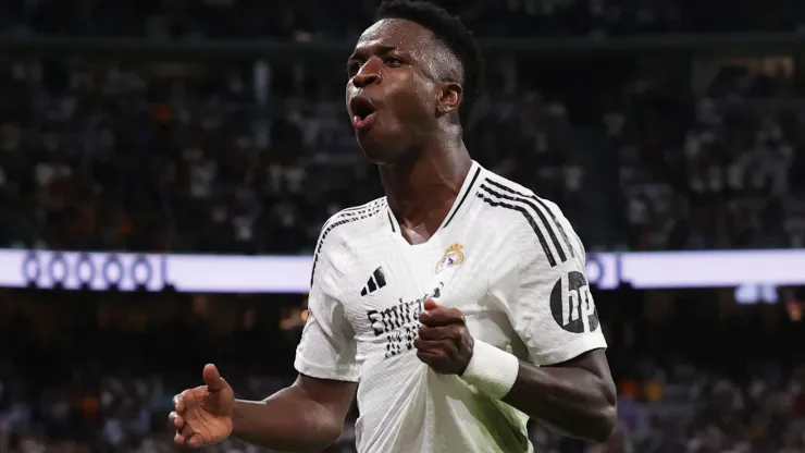 Vinicius marca un gol de Real Madrid.
