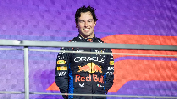 Checo Pérez tiene contrato con Red Bull hasta 2026
