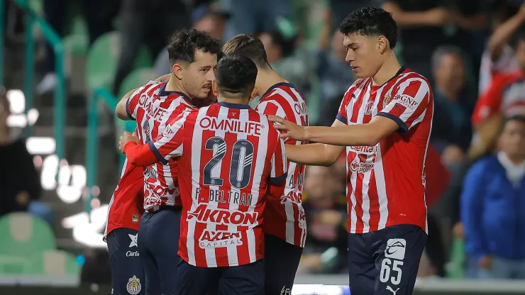 Los jugadores de Chivas festejan un gol.
