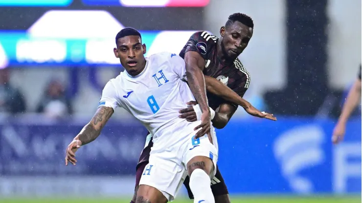 RECORD DATE NOT STATED IV CONCACAF NATIONS LEAGUE 2024-2025 Honduras 2-0 Mexico Joseph Rosales L of Honduras fights for the ball with Julian Quinones R of Mexico during the Quarterfinals first leg match between Honduras and Mexican national team, Nationalteam Mexico as part of the Concacaf Nations League 2024-2025 at Francisco Morazan Stadium on November 15, 2024 in San Pedro Sula, Honduras. SAN PEDRO SULA HONDURAS HONDURAS PUBLICATIONxNOTxINxMEXxCHNxRUS Copyright: xAdrianxMaciasx 20241115225638_CNL_CFI_HON_MEX_ROSALES205
