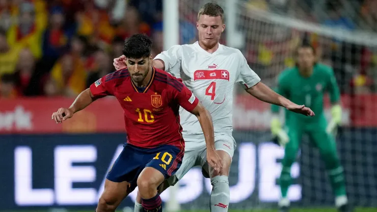 Marco Asensio y Nico Elvedi luchan por la pelota.
