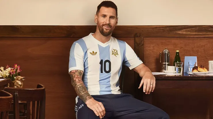 Argentina juega con camiseta retro ante Perú
