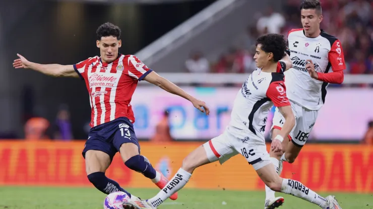 Jesus Orozcoy Jeremy Marquez luchan por el balón.
