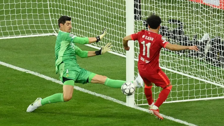 Mohamed Salah frente a Thibaut Courtois en el último Liverpool frente a Real Madrid.
