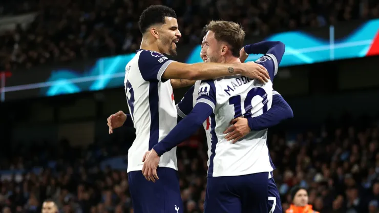 Los futbolistas de Tottenham exponen su alegría.
