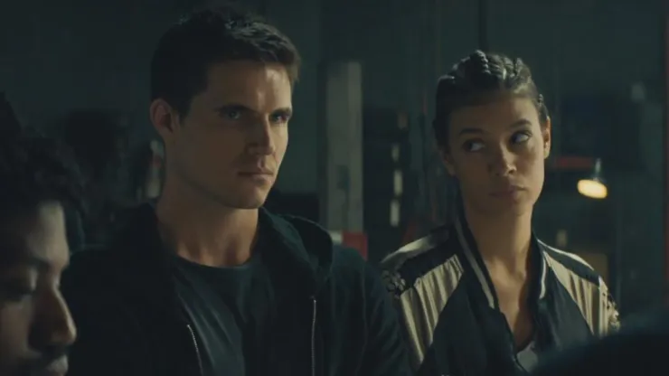 Robbie Amell, Vlad Alexis and Laysla De Oliveira in Code 8.
