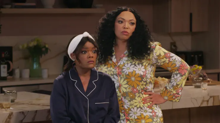 Yvette Nicole Brown and Tisha Campbell in 'Act Your Age'
