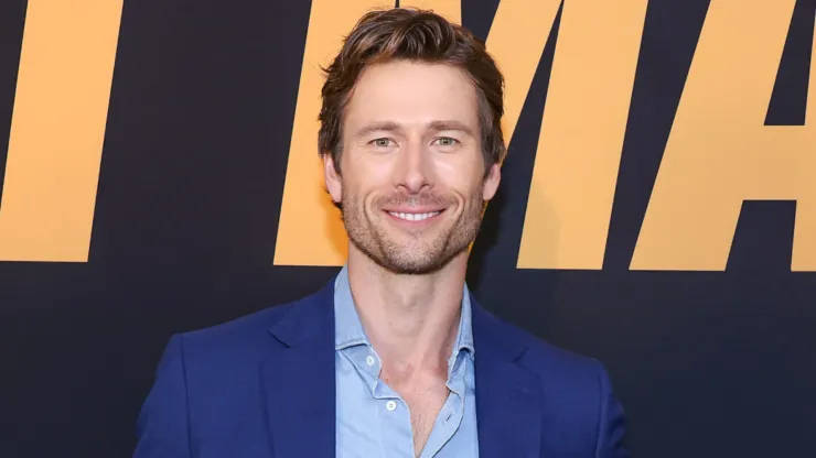 Glen Powell attends a photo call celebrating Netflix's new film "Hit Man".
