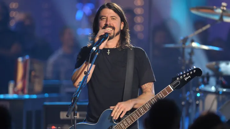 Dave Grohl of the Foo Fighters performs on VH1 Storytellers on October 28, 2009.
