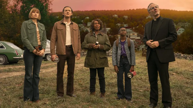 Alfre Woodard, John Benjamin Hickey, Makenzie Leigh, Lewis Pullman and Jordan Preston Carter in Salem's Lot.
