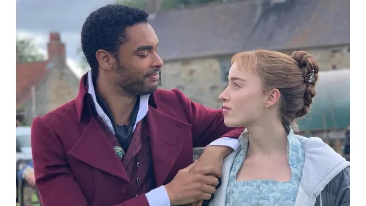 Phoebe Dynevor y Regé-Jean Page
