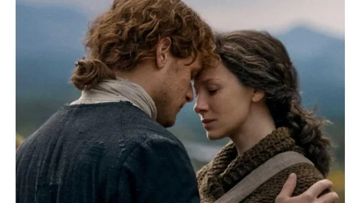 Caitriona Balfe y Sam Heughan protagonizan Outlander
