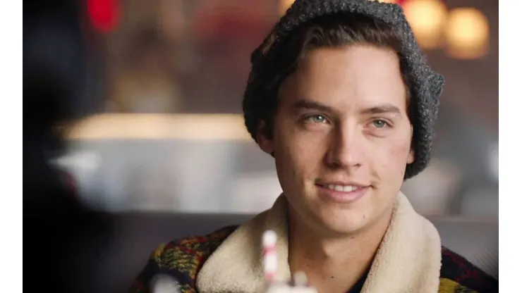 Cole Sprouse participa de Riverdale.
