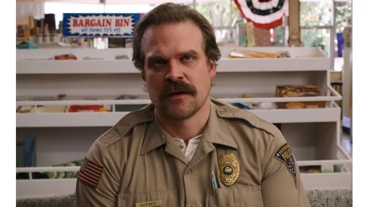 David Harbour como Hopper
