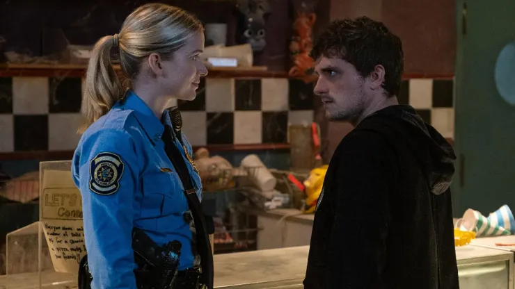 Josh Hutcherson y Elizabeth Lail en 'Five Night's at Freddy's'
