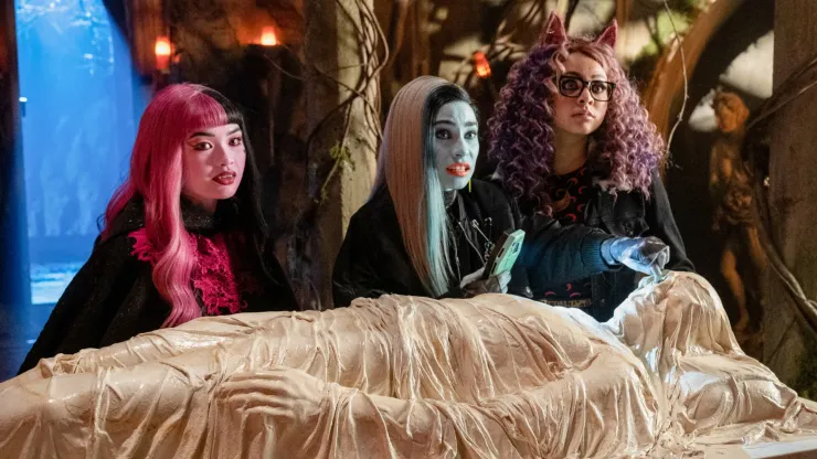 Miia Harris, Ceci Balagot y Nayah Damasen en Monster High: La película.
