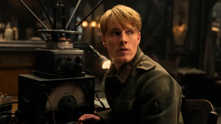 Louis Hofmann en La Luz que No Puedes Ver.
