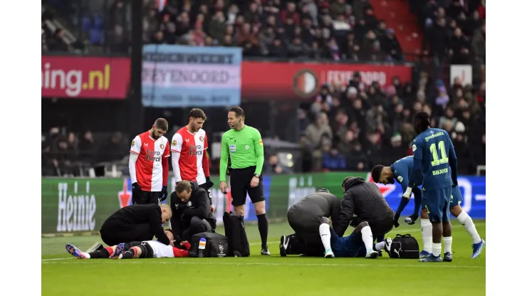 Fuerte choque entre defensores de Feyenoord y PSV.