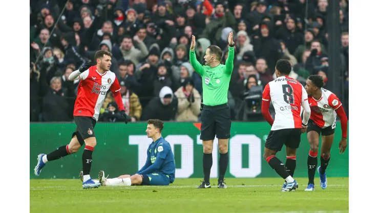 Gol de Santi Giménez en el Feyenoord vs. PSV.