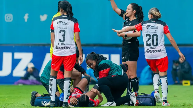 Selene Cortés tras recibir una dura falta.
