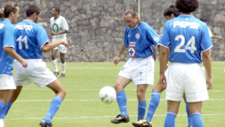 Aguinaga domina el balón mientras porta el dorsal 7.
