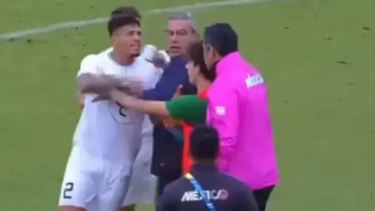 Alan Saldivia fue uno de los protagonistas de la violenta riña entre México y Uruguay. Fuente: Captura.