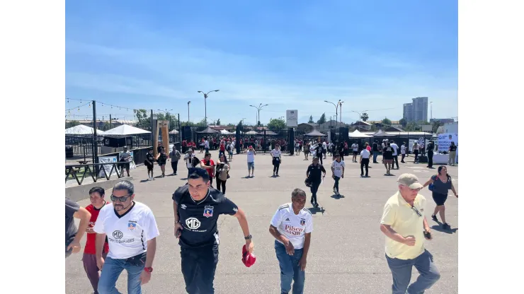 Llegan los primeros hinchas al Monumental.
