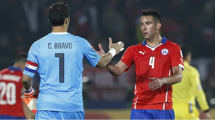 Claudio Bravo felicitó a Mauricio Isla por su arribo a Colo Colo.
