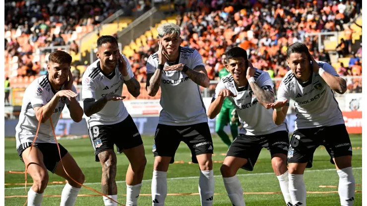 Los jugadores de Colo Colo festejan su triunfo ante Cobreloa.
