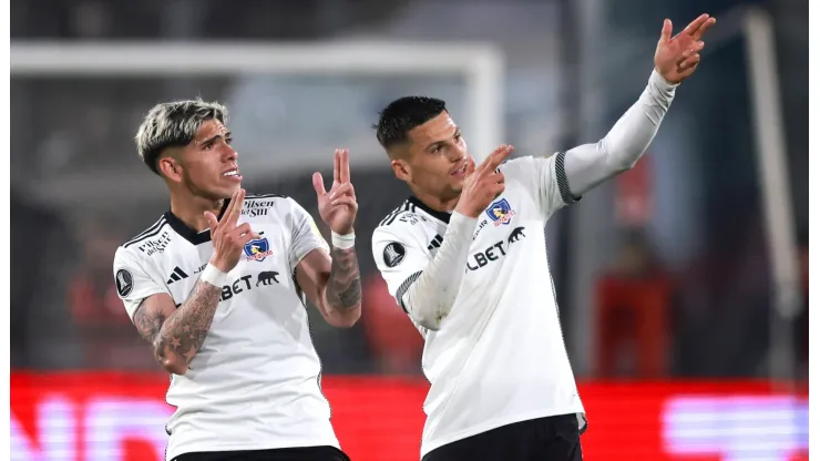 Carlos Palacios y Lucas Cepeda festejan el gol de Colo Colo en la ida de los cuartos de final ante River.
