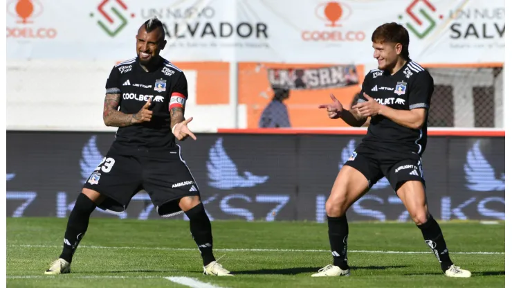 Arturo Vidal festeja junto a Leonardo Gil su gol en el empate 2-2 ante Cobresal por la fecha 11 del Campeonato Nacional 2024.
