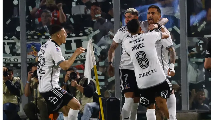 Los jugadores de Colo Colo festejan el gol de Javier Correa en la victoria por 2-0 ante Cobresal.
