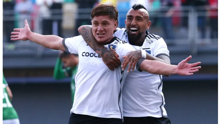 Leonardo Gil y Arturo Vidal festejan el triunfo por 4-1 ante Audax Italiano por la fecha 12 del Campeonato Nacional 2024.
