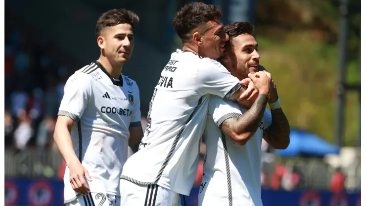 Los jugadores de Colo Colo festejan el triunfo por 2-1 ante Huachipato.
