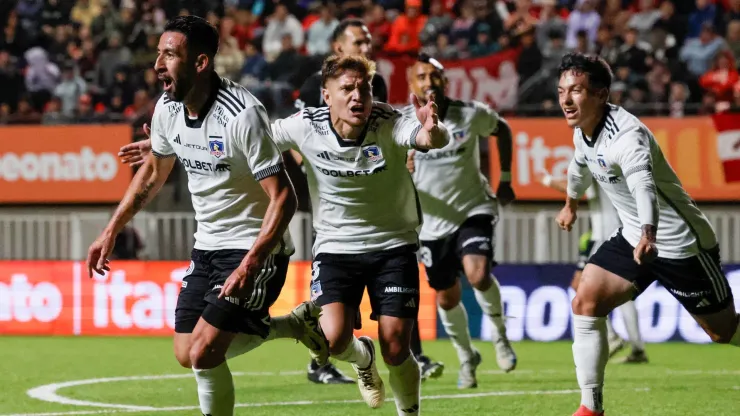 Los jugadores de Colo Colo festejan el gol de Marcos Bolados para el triunfo ante Unión La Calera.
