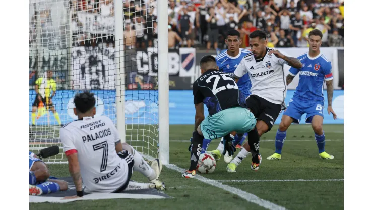 Futbol, Colo Colo vs Universidad de Chile<br />
El jugador de Colo Colo Marcos Bolados, centro, disputa el balon con Gabriel Castellon de Universidad de Chile durante el partido de primera division realizado en el estadio Monumental de Santiago, Chile.<br />
10/03/2024<br />
Dragomir Yankovic/Photosport
Football, Colo Colo vs Universidad de Chile<br />
4nd turn, 2024 National Championship.<br />
Colo ColoÕs player Marcos Bolados, center, vies for the ball against Gabriel Castellon of Universidad de Chile during the first division match held at the Monumental stadium in Santiago, Chile.<br />
10/03/2024<br />
Dragomir Yankovic/Photosport
