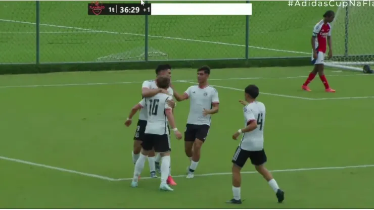 Colo Colo sub 16 se lució con un golazo al Arsenal.
