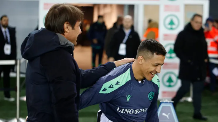 Alexis Sánchez estuvo convocado ante Napoli pero no ingresó. En la previa, el  Niño Maravilla se saludó con Antonio Conte, su exentrenador en Inter.
