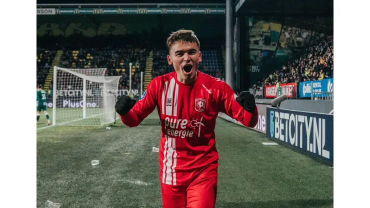 Manfred Ugalde marcó doblete con el Football Club Twente
