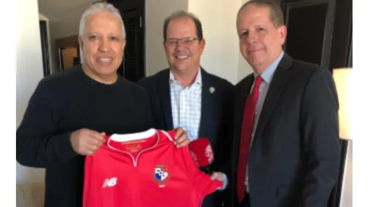 El Tolo Gallego ya posó con la camiseta de Panamá