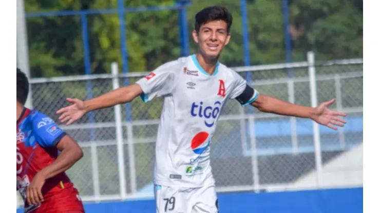 Futbolista salvadoreño viaja a incorporarse al Monterrey de México