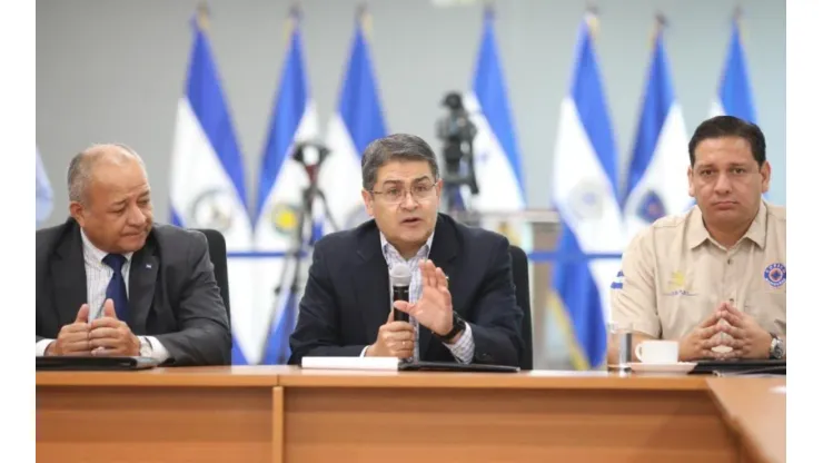 Presidente de Honduras se compromete a erradicar la violencia en los estadios