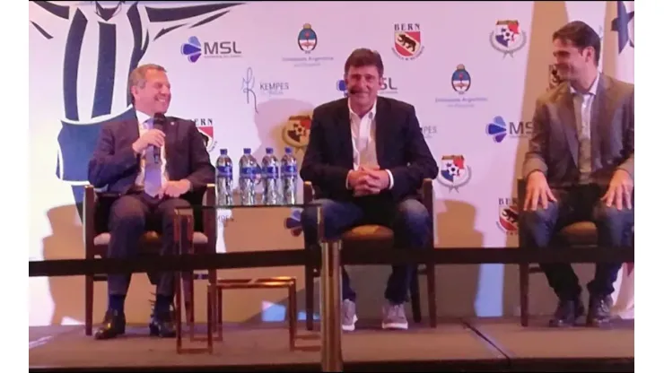 Mario Kempes presentó su libro en Panamá