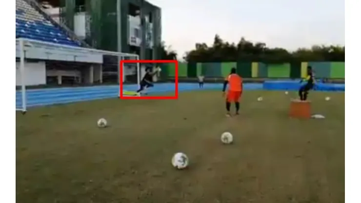 Ricardo Jerez impresionó con esta gran atajada en un entrenamiento