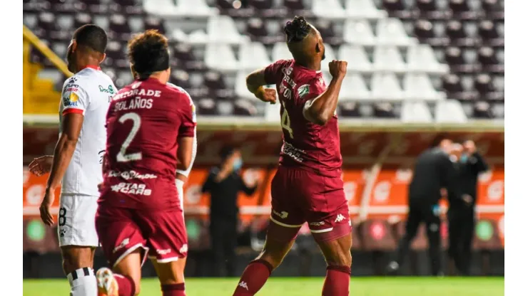 Kendall Waston resalta la grandeza de Saprissa: "El ADN morado en momentos difíciles".
