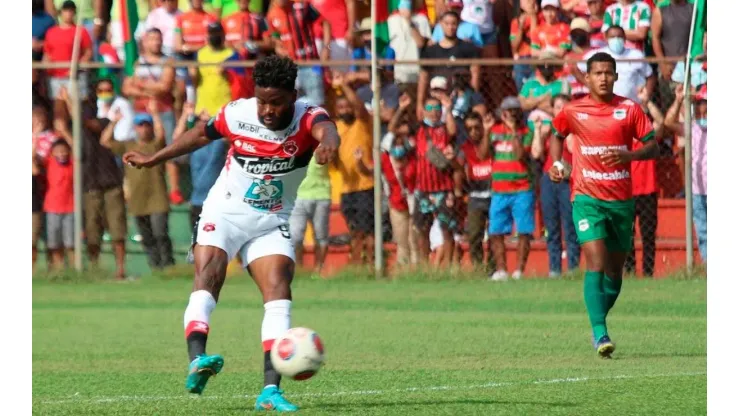 Freddy Góndola se despachó con doblete en victoria de Alajuelense.
