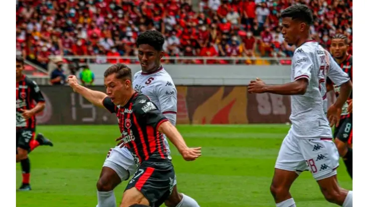 "Alajuelense vs. Saprissa es el mejor Clásico de Centroamérica".
