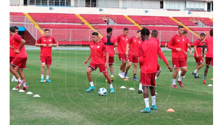 Los 5 jugadores de Costa Rica que se perderán el repechaje ante Nueva Zelanda.
